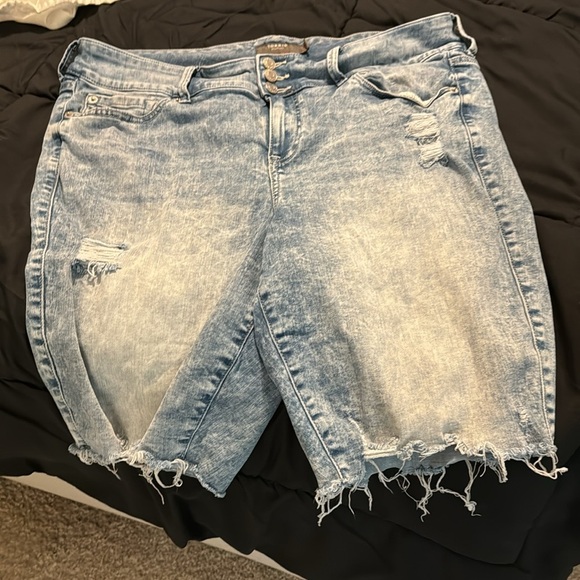Torrid Plus super soft Bermuda Jegging High-Rise Short distressed - Picture 3 of 4